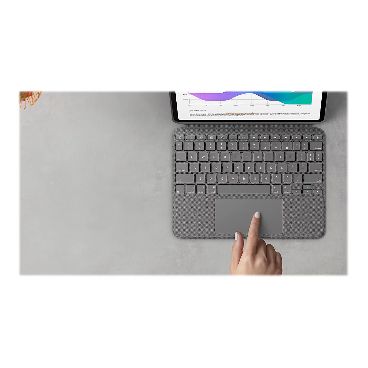 Draufsicht auf ein Tablet mit Tastatur. Eine Hand berührt das Touchpad. Der Bildschirm zeigt eine Marktanalyse.