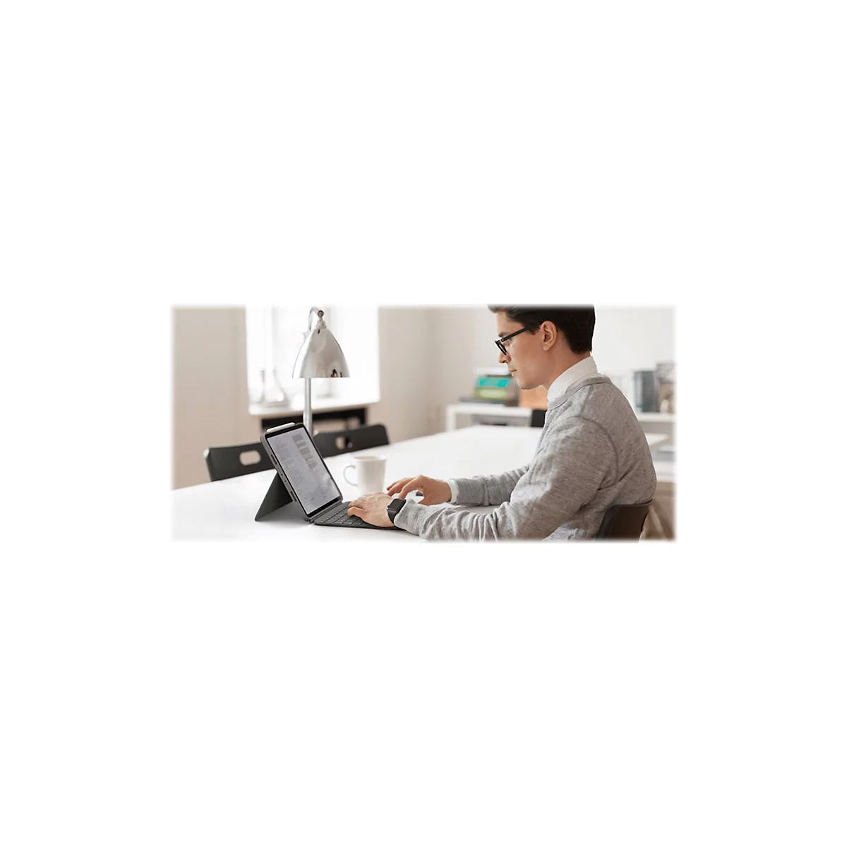 Logitech Combo Touch - Tastatur und Foliohülle - mit Trackpad - hintergrundbeleuchtet - Apple Smart connector - QWERTZ