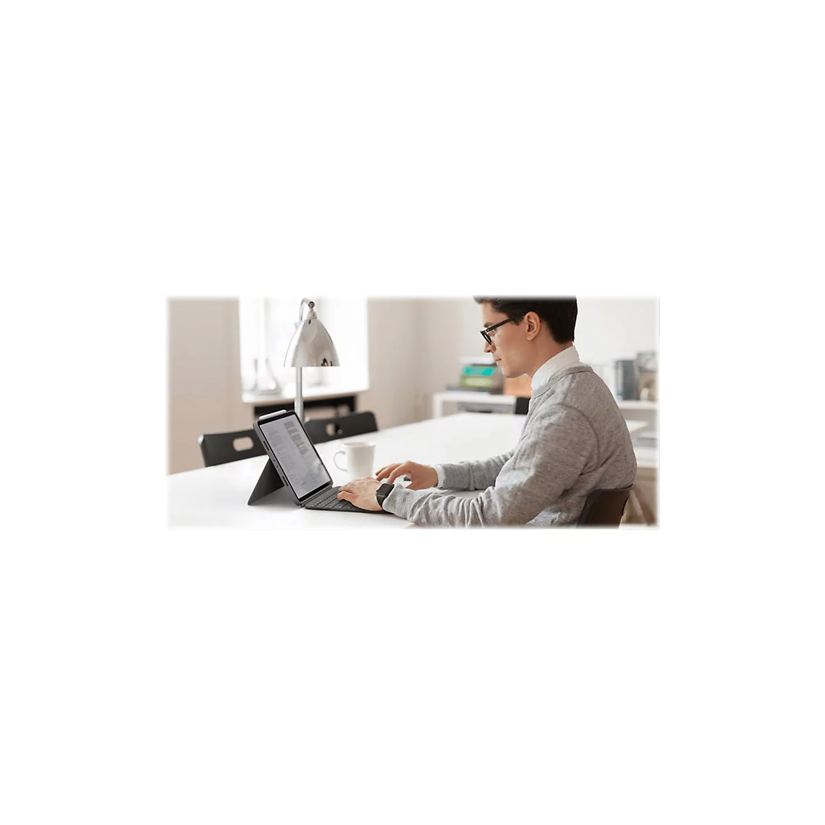 Logitech Combo Touch - Tastatur und Foliohülle - mit Trackpad - hintergrundbeleuchtet - Apple Smart connector - QWERTZ