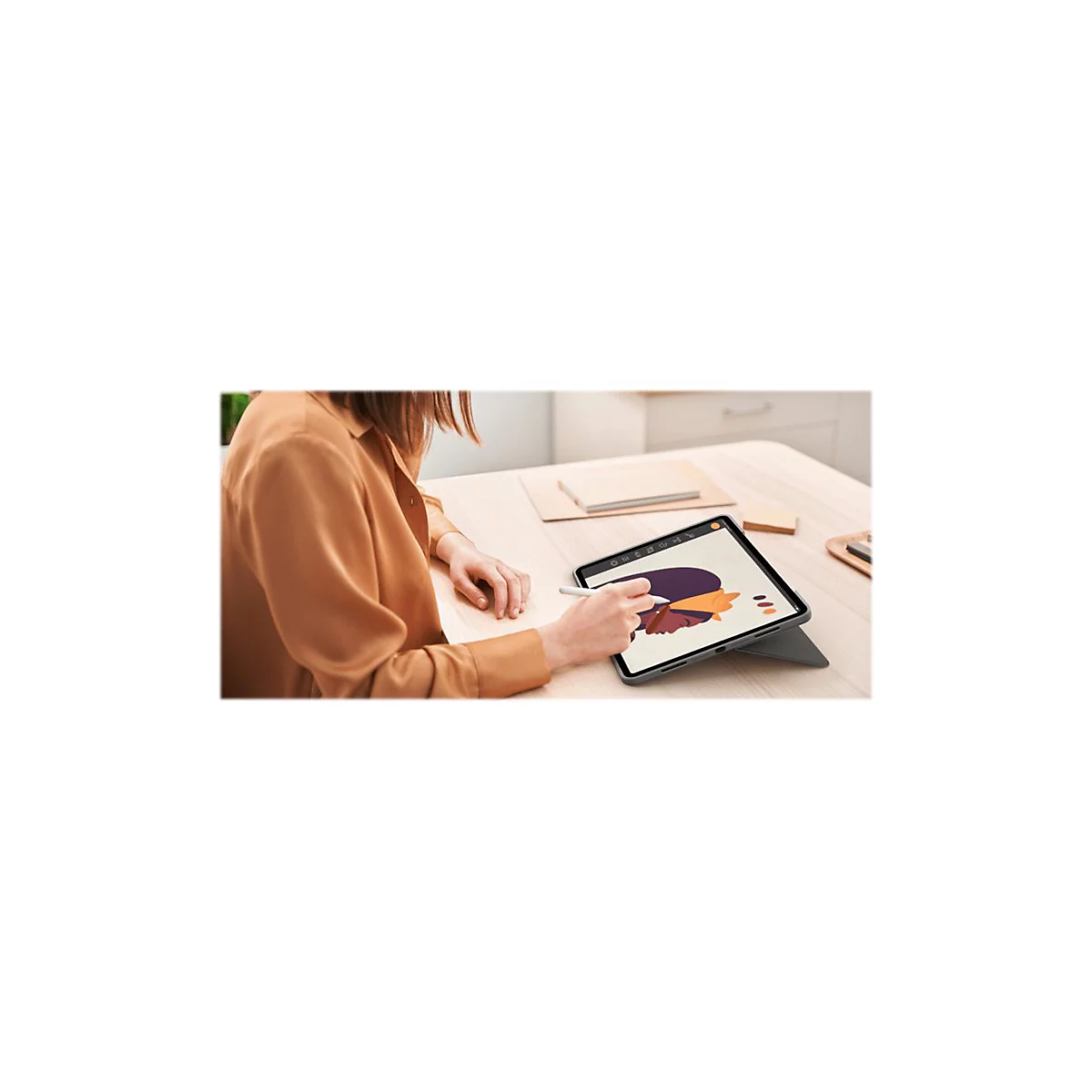 Person zeichnet mit Stift auf Tablet. Auf dem Display ist ein Kunstwerk zu sehen.