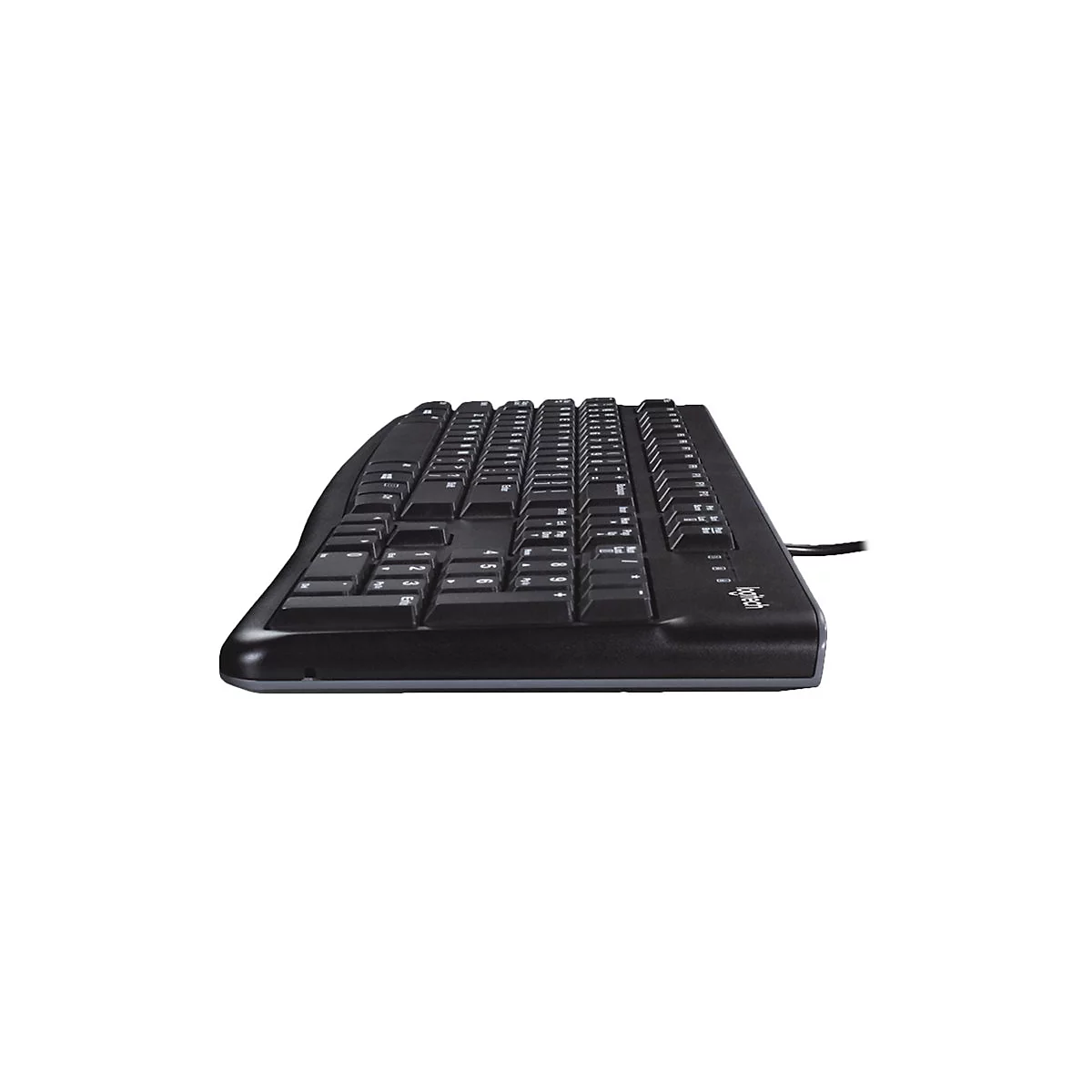 Seitenansicht einer schwarzen Logitech Computertastatur mit Kabel vor weißem Hintergrund.