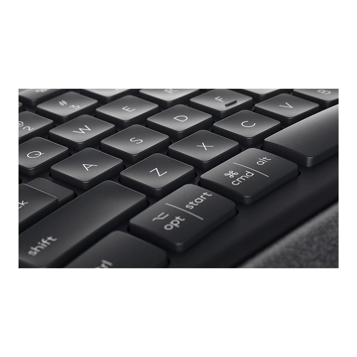 Nahaufnahme einer schwarzen Tastatur mit Buchstaben und Sonderzeichen. Die Tasten sind leicht konkav und haben weiße Beschriftungen.