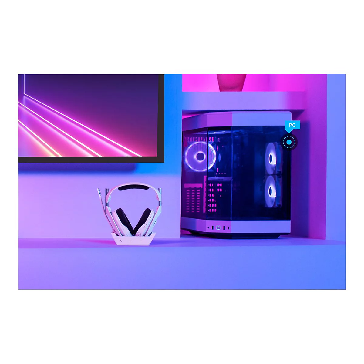 PC-Gaming-Setup mit KopfhÃ¶rer, PC-GehÃ¤use und Bildschirm. Beleuchtung in Lila- und BlautÃ¶nen.