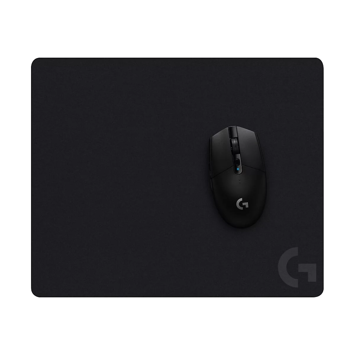 Tapis de souris noir avec une souris noire. Logo Logitech sur le tapis et la souris.