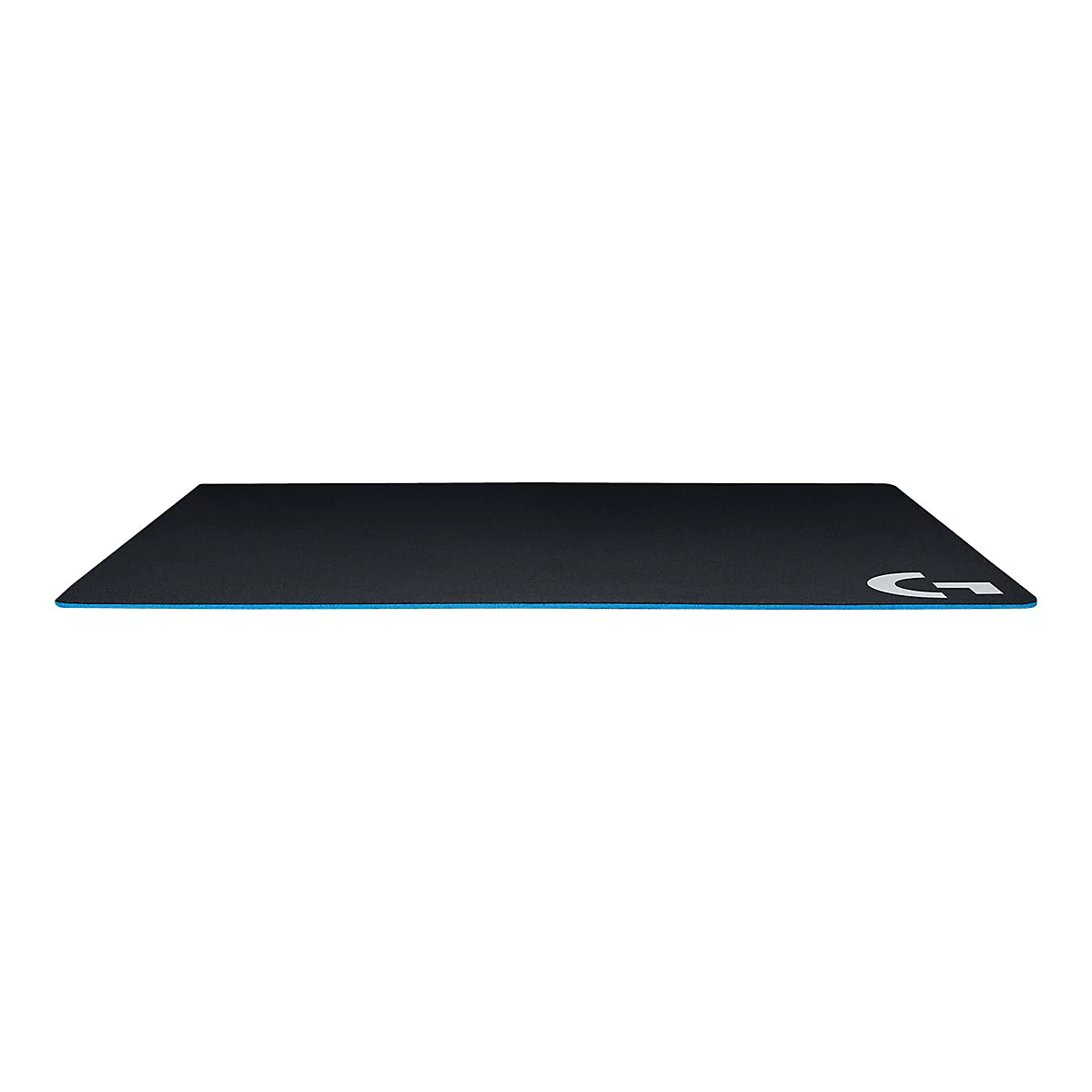 Tapis de souris noir avec bordure bleue et logo Logitech blanc. Sur fond blanc.