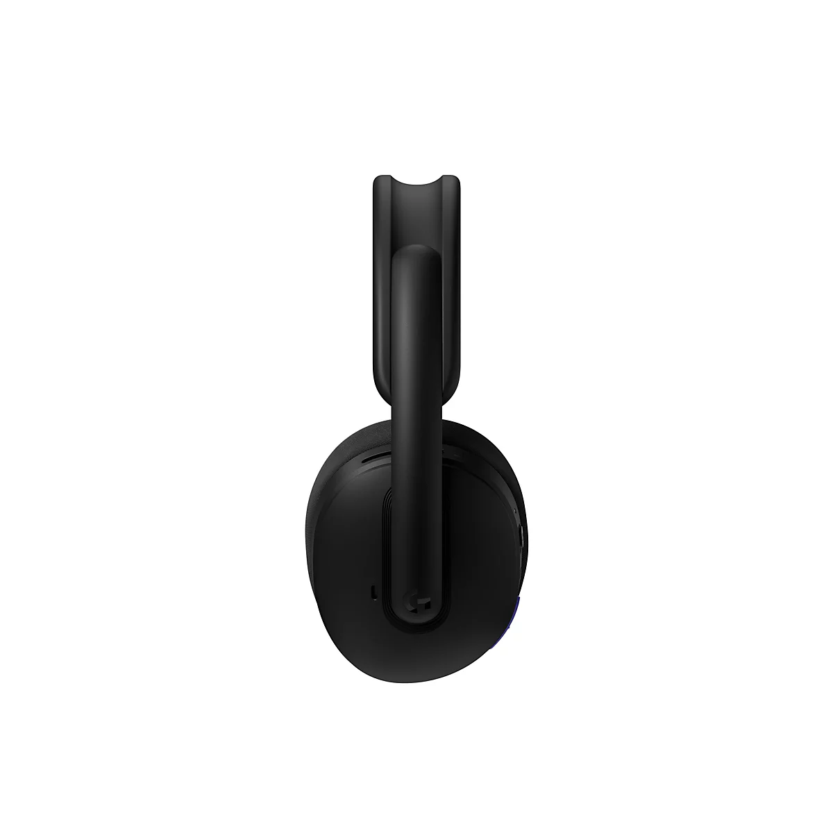 Schwarzer Kopfhörer, Detailansicht. Der Bügel verläuft mittig, darunter die runden Ohrmuscheln. Logo.