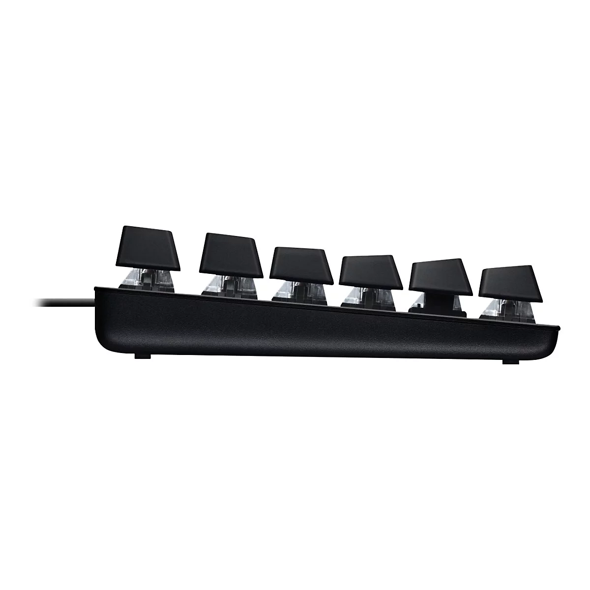 Nahaufnahme von schwarzen Tastenkappen und Schaltern einer mechanischen Tastatur. Die Tasten sind leicht angewinkelt, das Kabel ist am linken Rand sichtbar.