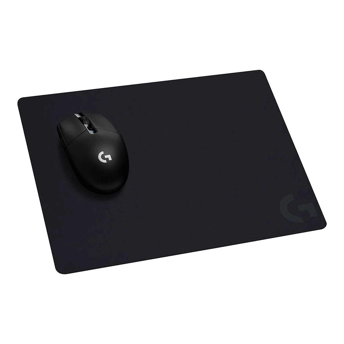 Schwarze Maus liegt auf einem schwarzen Mousepad mit G-Logo. Die Maus hat ebenfalls ein G-Logo.