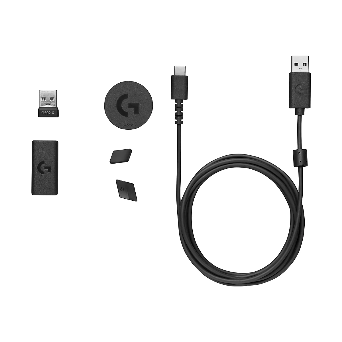 ZubehÃ¶r fÃ¼r eine Maus: USB-C-Kabel, USB-EmpfÃ¤nger, Ladeadapter und andere schwarze Elemente, alle auf weiÃŸem Hintergrund.