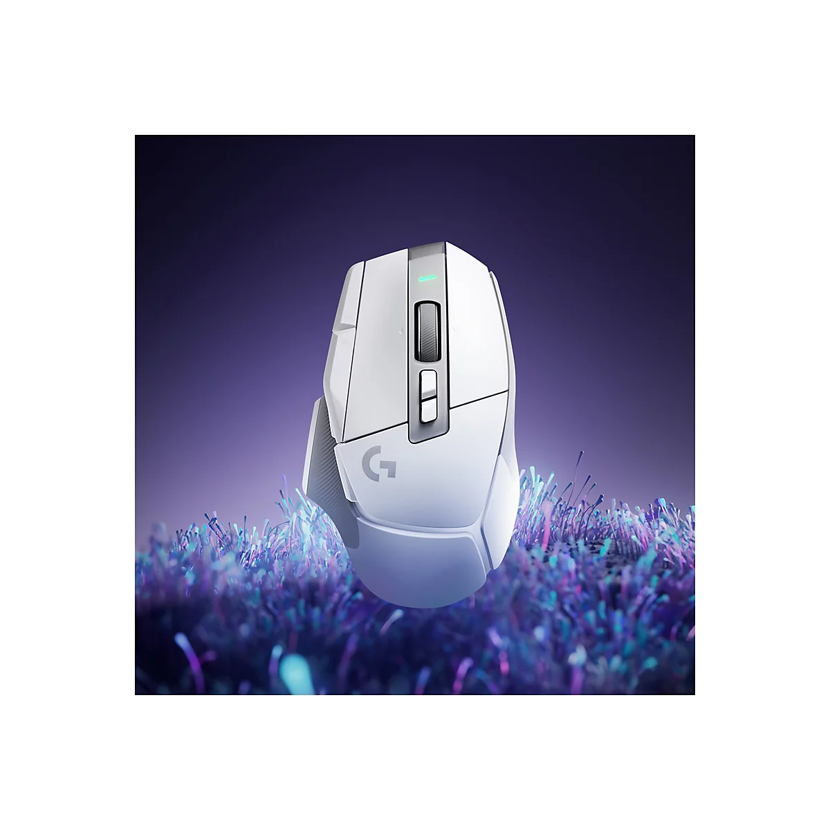 Weisse Gaming Maus, im Fokus vor lila Hintergrund, der an Unterwasserpflanzen erinnert.