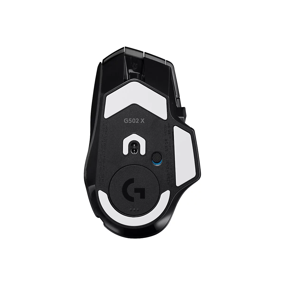 Die Unterseite einer schwarzen Gaming-Maus. Auf weiÃŸen GleitflÃ¤chen und am MausfuÃŸ ist der Schriftzug G502 X sowie das Logo des Herstellers zu sehen.