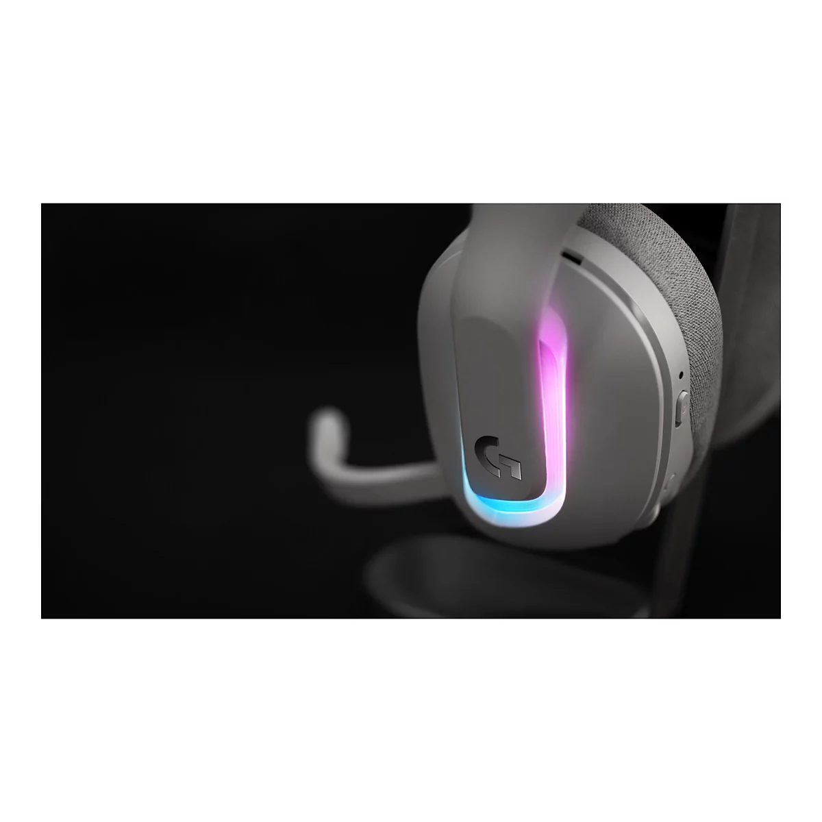 Graues Gaming-Headset mit pink-blauer Beleuchtung, schwarzer Hintergrund.