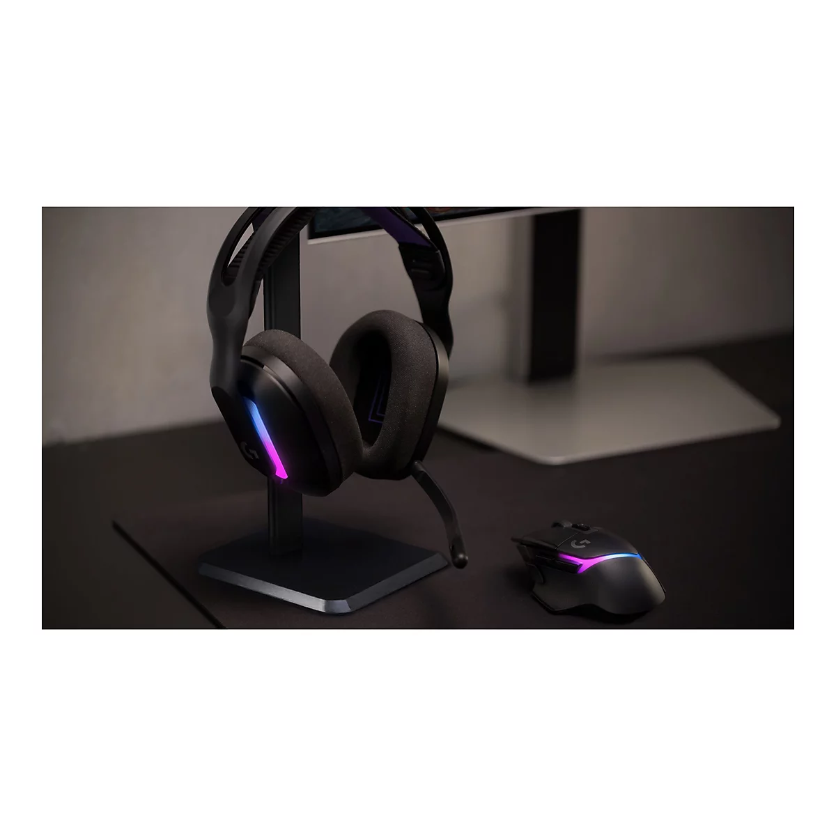 Schwarzes Gaming-Headset und Maus mit leuchtenden RGB-Farben. Das Headset steht auf einer Halterung, die Maus liegt daneben.
