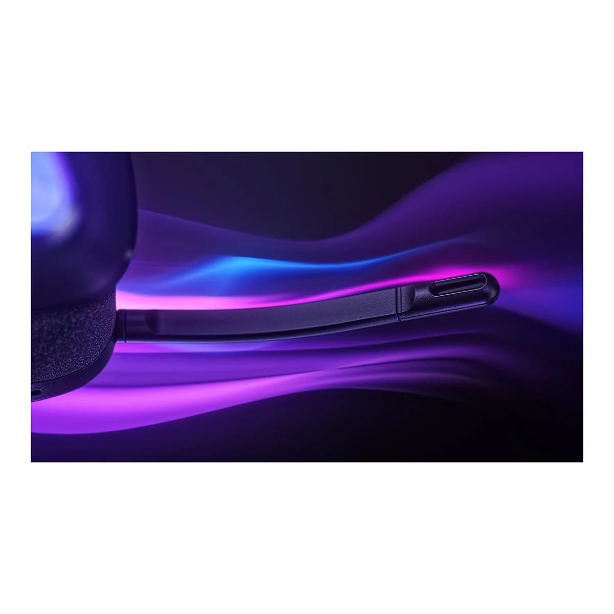 Nahaufnahme eines schwarzen Gaming-Headsets mit Mikrofon, vor einem Hintergrund aus lila Lichtwellen.