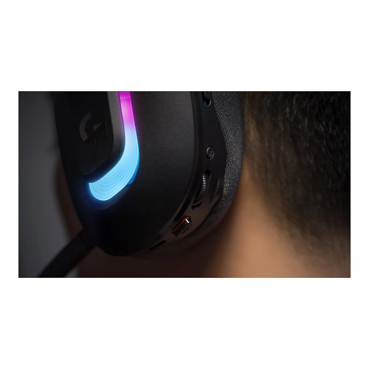 Nahaufnahme eines schwarzen Gaming-Headsets mit beleuchteten blauen und rosa Details.