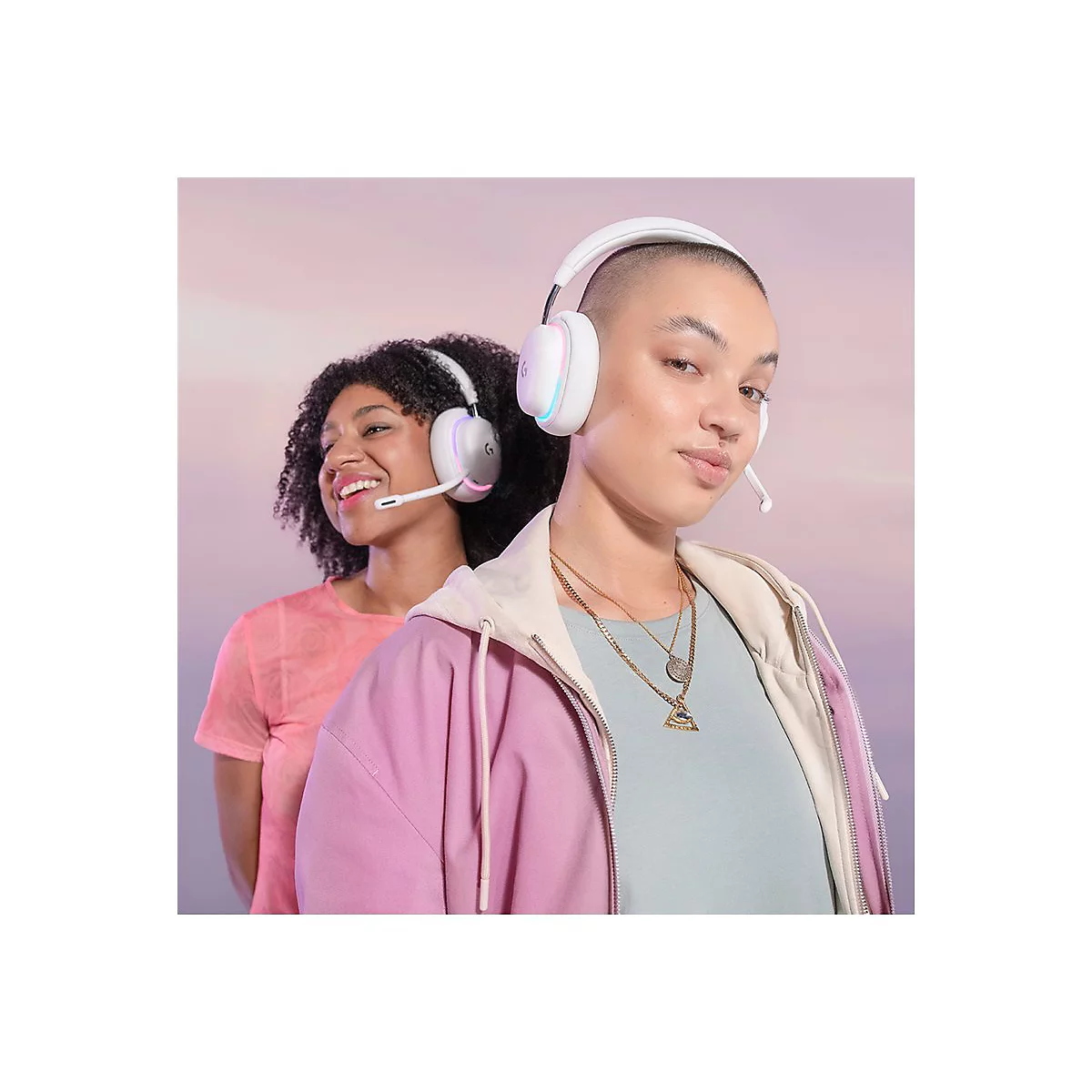 Zwei junge Frauen tragen Gaming-Headsets. Die Frau im Vordergrund schaut in die Kamera, die andere lÃ¤chelt.