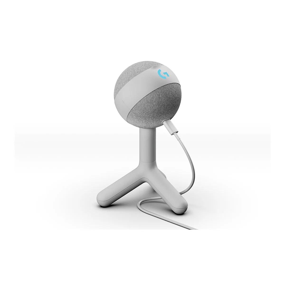 Ein graues kugelförmiges Mikrofon mit Stoffbezug steht auf einem dreibeinigen Ständer; ein Ladekabel ist angeschlossen.