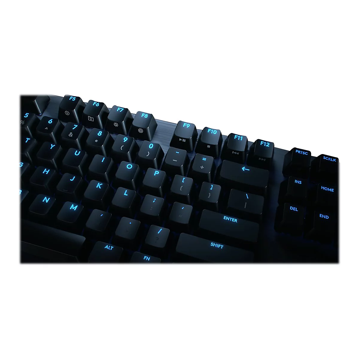 Nahaufnahme einer schwarzen Gaming-Tastatur mit blauer Hintergrundbeleuchtung. Verschiedene Funktionstasten und ein Ziffernblock sind zu sehen.