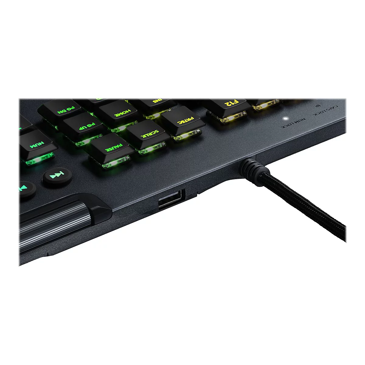 Nahaufnahme einer schwarzen Gaming-Tastatur. Leuchtende grüne Tasten, USB-Anschluss, geflochtenes Kabel.