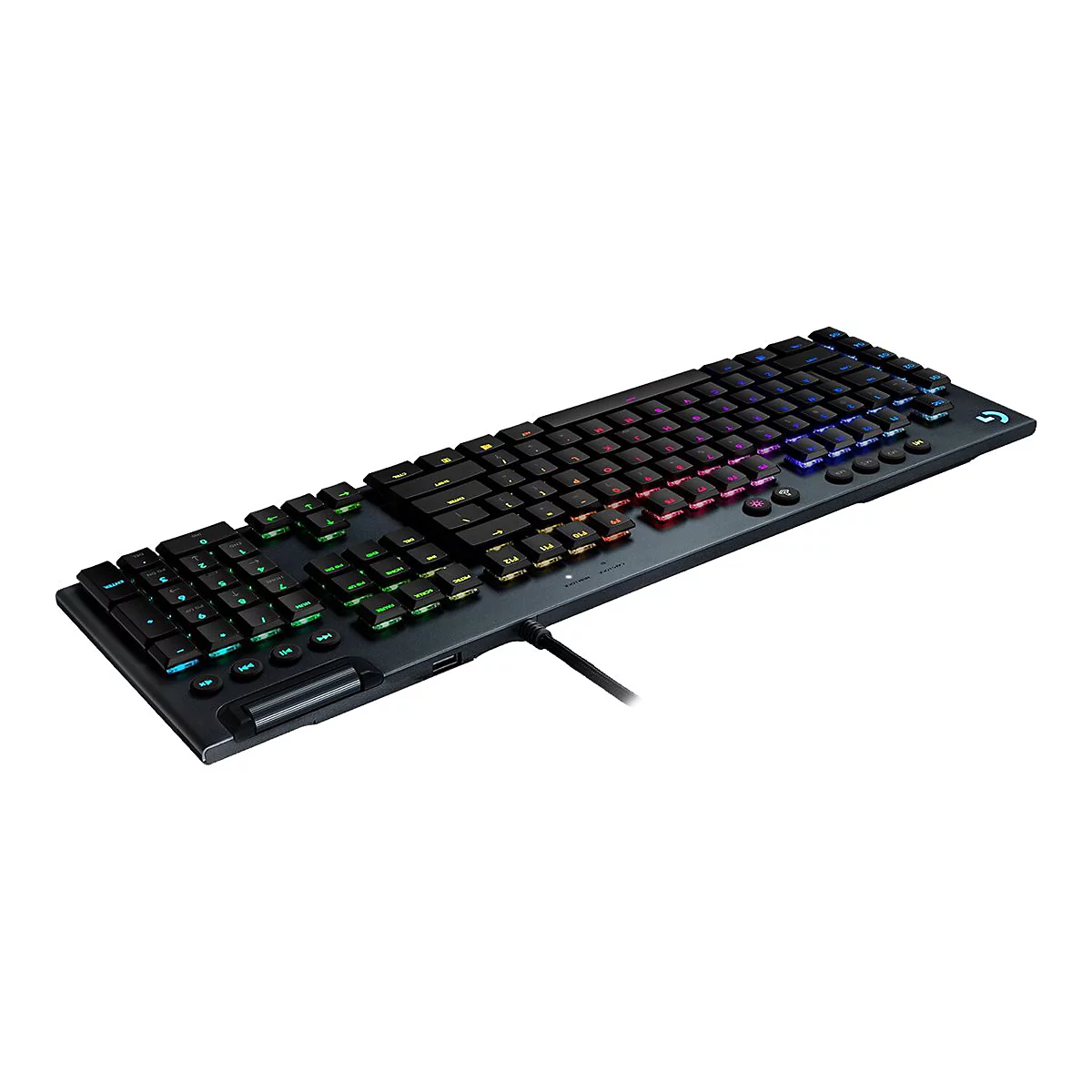 Schwarze Gaming-Tastatur mit farbiger Beleuchtung und Kabelanschluss. Die Tastatur liegt auf einem weißen Hintergrund.