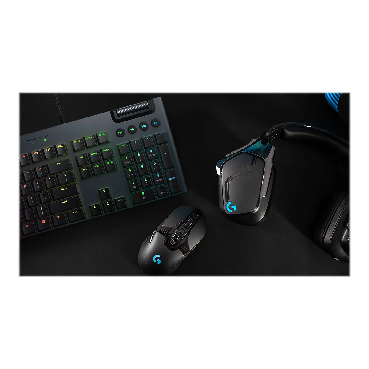 Dunkles Gaming-Set: Tastatur, Maus, Headset. Blaue und grüne Beleuchtung, schwarzer Hintergrund.