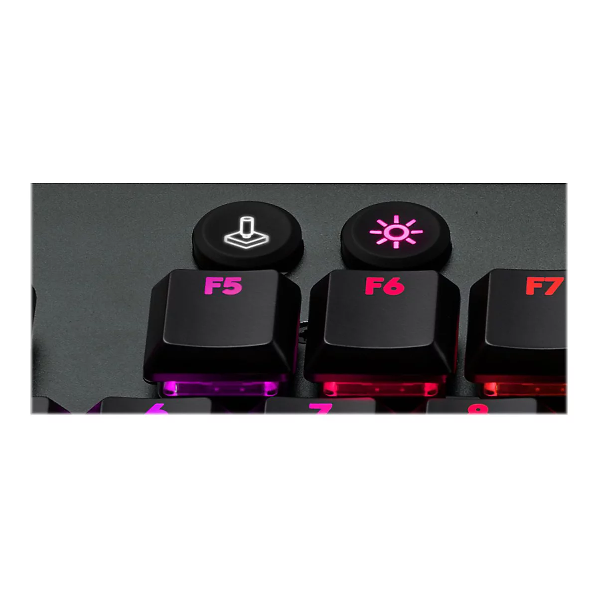 Nahaufnahme einer schwarzen Tastatur. Die F5-, F6- und F7-Tasten sind hervorgehoben, mit roten Buchstaben und farbigen Lichtern.