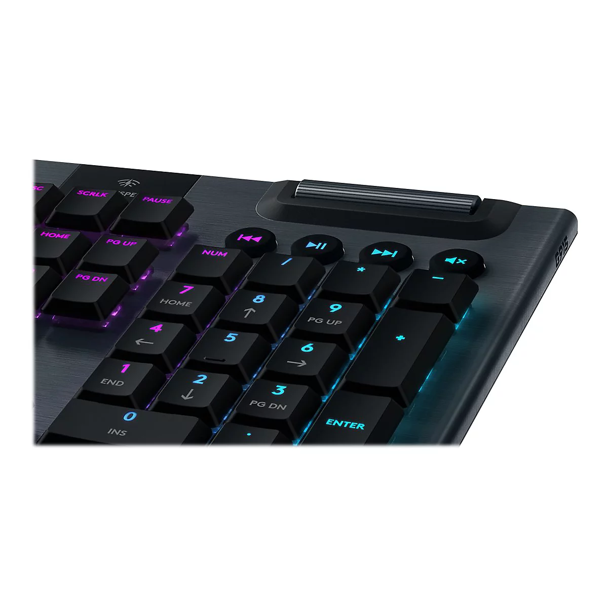 Nahaufnahme einer schwarzen Gaming-Tastatur. Tasten mit blauer und violetter Beleuchtung. Tastaturbereich mit Zahlen und Funktionstasten.