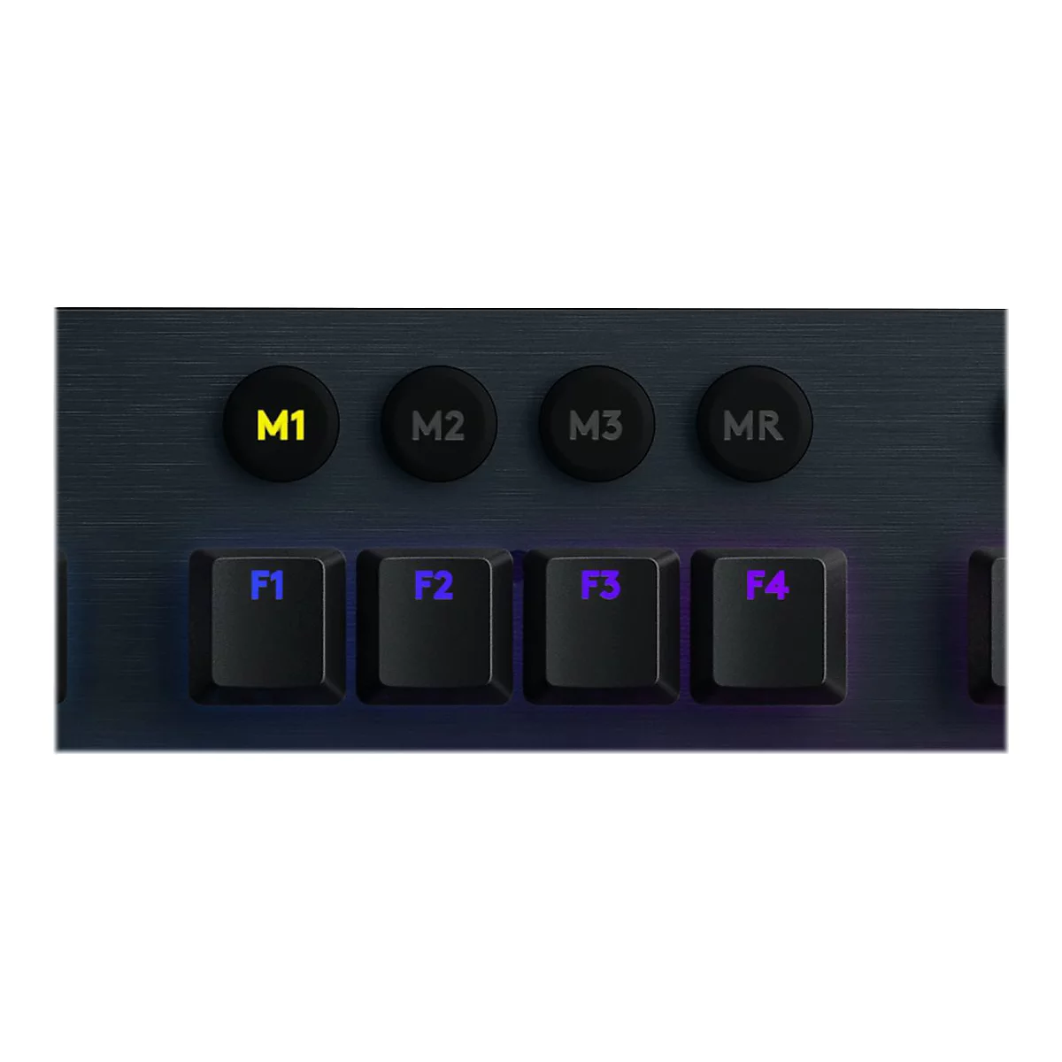 Nahaufnahme von Tastatur-Tasten: M1 gelb, M2, M3 und MR grau; F1 blau, F2, F3 und F4 violett.