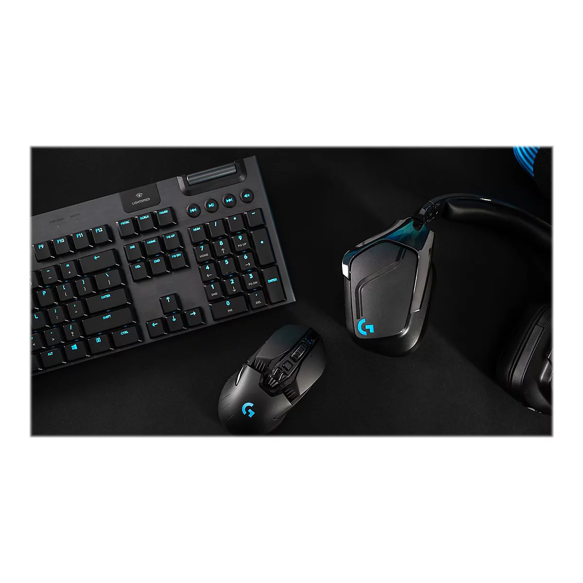 Schwarze Gaming-AusrÃ¼stung, darunter Tastatur, Maus und Headset. Die Tastatur und die Maus haben blaue Tasten und Logos.