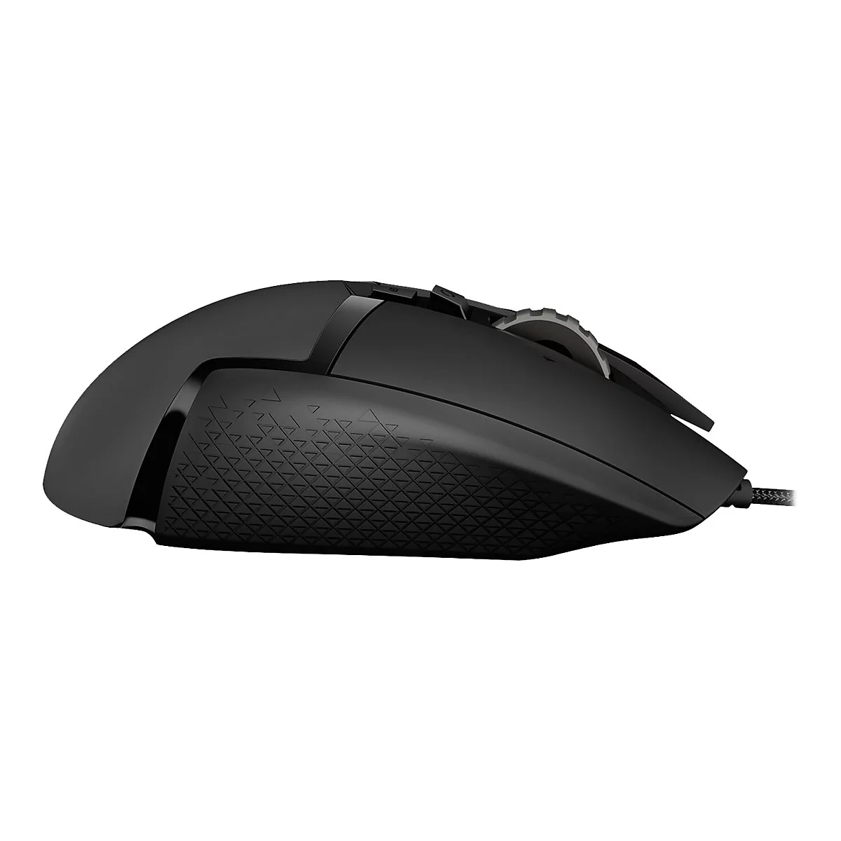 Schwarze Gaming-Maus, Seitenansicht. Auffällige Dreiecksstruktur am unteren Rand. Mausrad und Kabel erkennbar.
