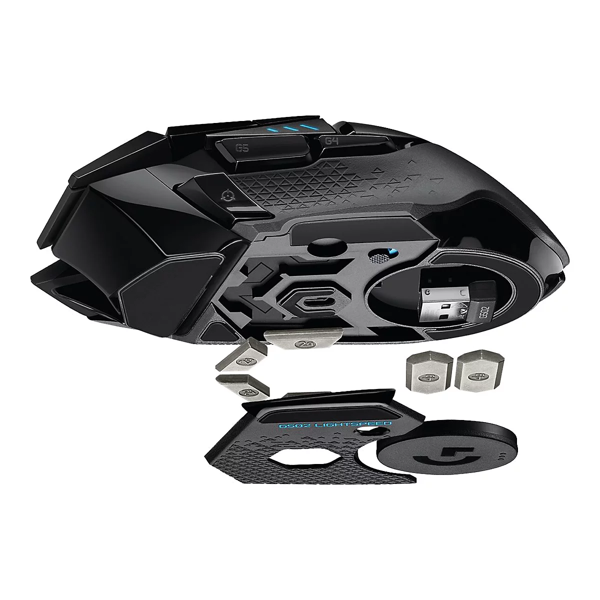 Unterseite einer schwarzen Logitech G502 Gaming-Maus mit geöffnetem Fach, USB-Empfänger und entnehmbaren Gewichten.