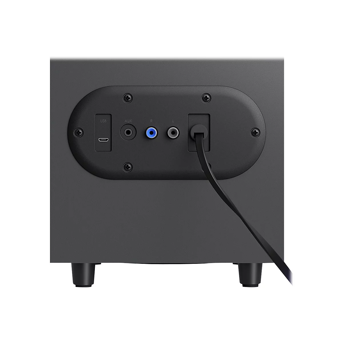 Arrière d'un haut-parleur noir avec connexions, dont AUX, USB. Un câble est branché.