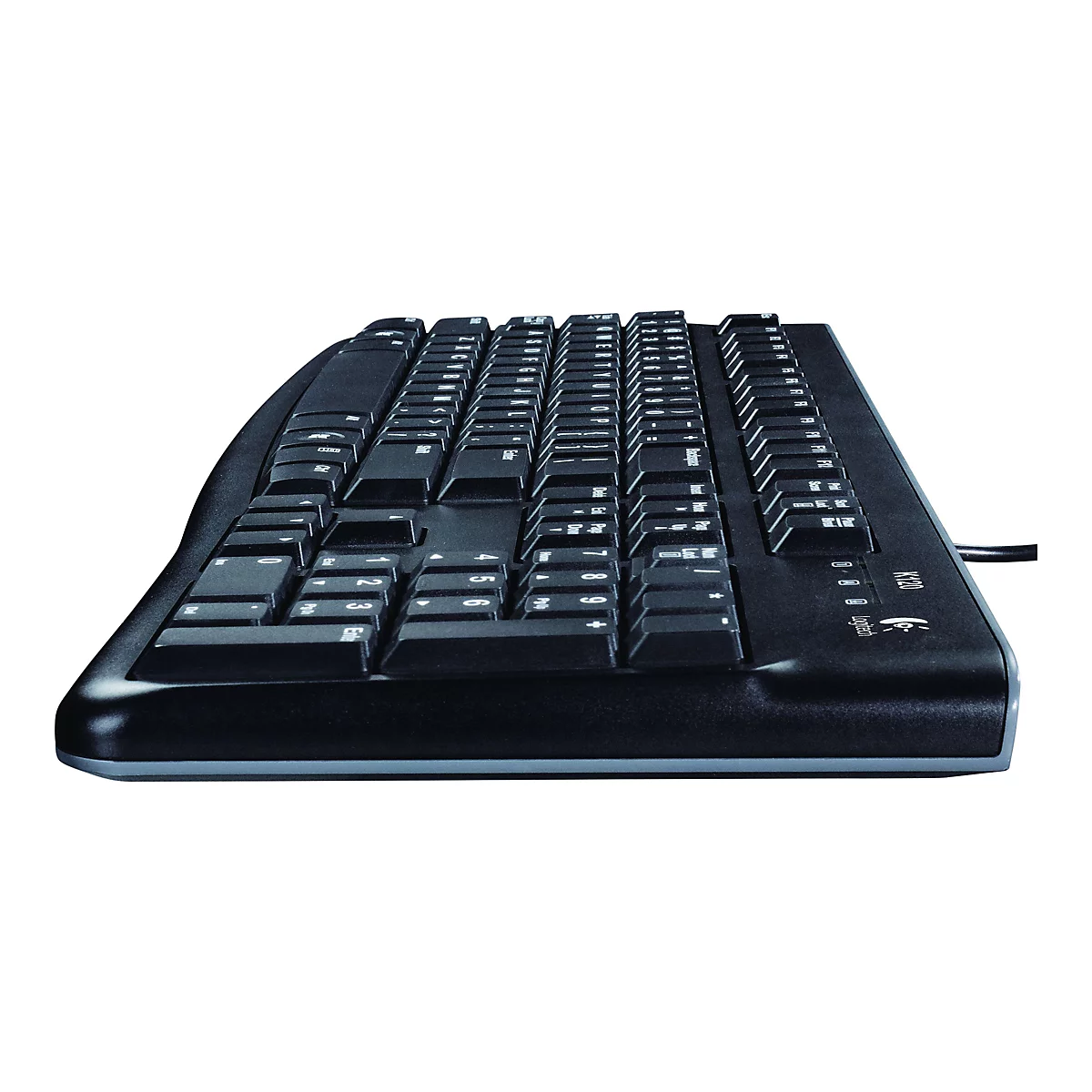Seitliche Ansicht einer schwarzen Logitech K120 Tastatur mit Kabel vor weißem Hintergrund.