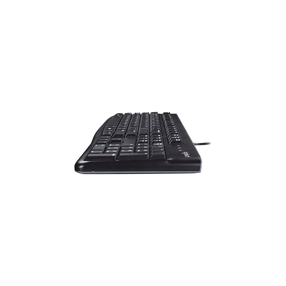 Schwarze Logitech-Tastatur, leicht von unten betrachtet. Tasten in Reihen, Kabel rechts.