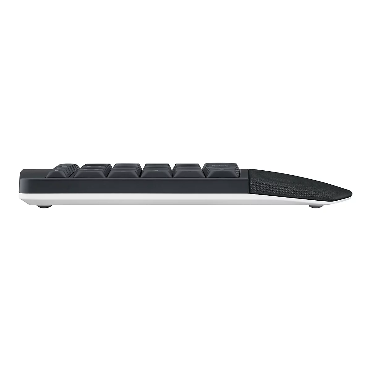 Vue latérale d'un clavier noir avec repose-poignets. Le clavier est plat, avec des touches carrées, reposant sur une base blanche et un repose-poignets rembourré.