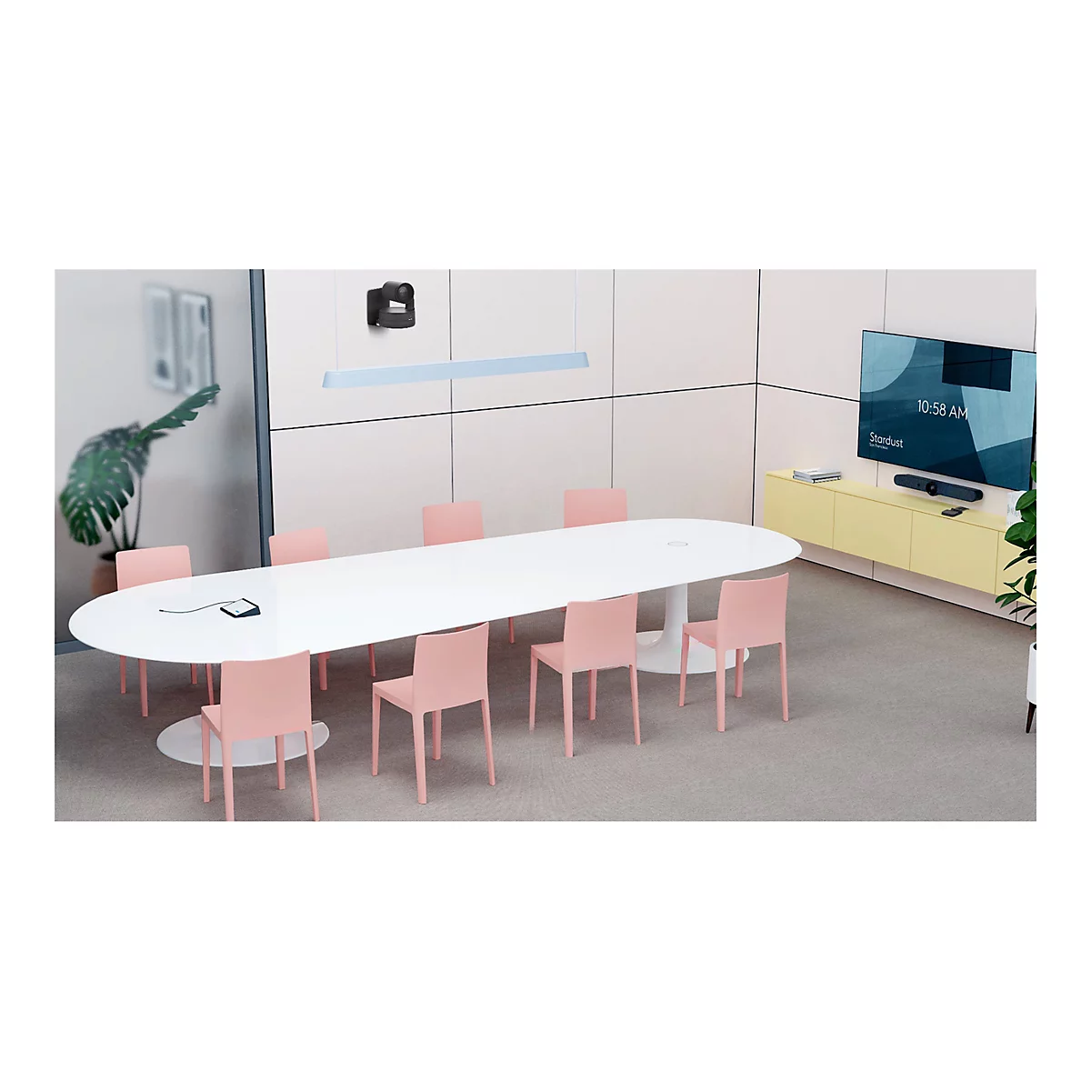 Salle de conférence moderne avec table ovale, chaises roses, téléviseur à écran plat et buffet jaune clair.
