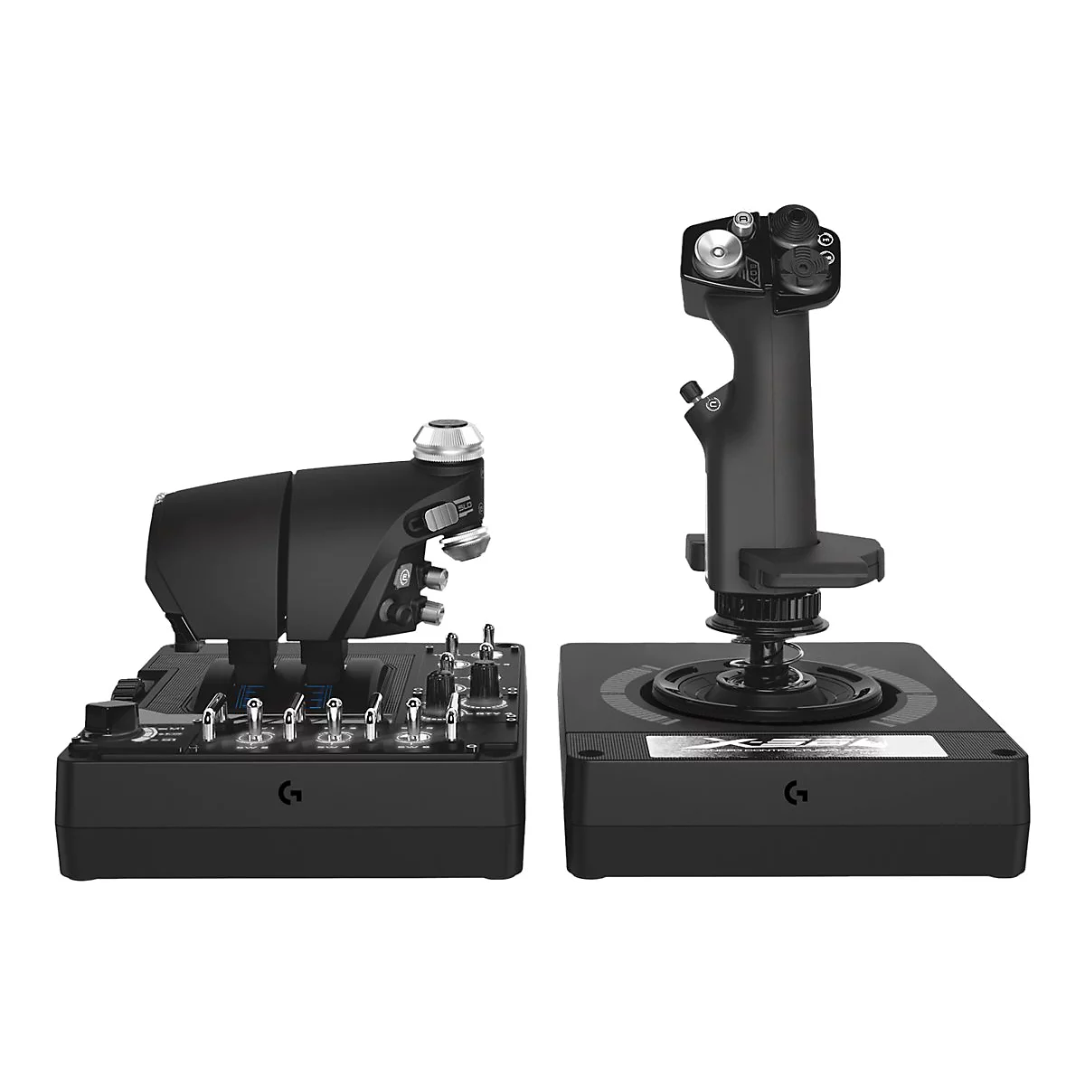 Zwei schwarze Flightsticks für Flugsimulationen. Rechts ein Joystick, links ein Schubregler mit Knöpfen.