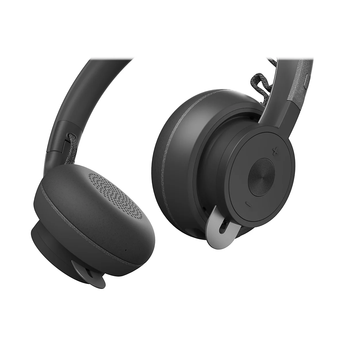 Nahaufnahme schwarzer Over-Ear-Kopfhörer vor weißem Hintergrund mit Fokus auf das Design der Ohrmuscheln.