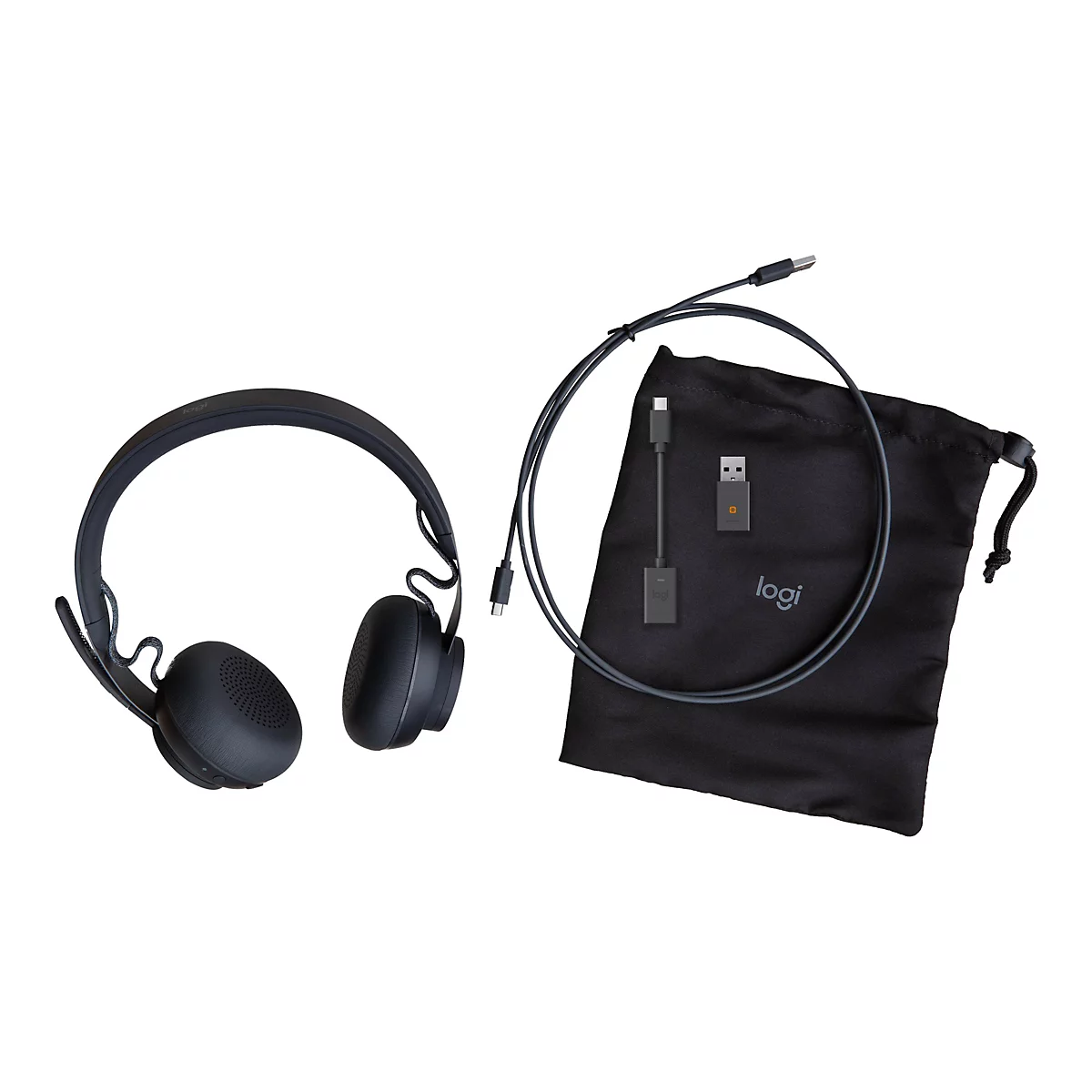 Schwarze kabellose Logitech Kopfhörer mit USB-Adapter, Ladekabel und Aufbewahrungstasche auf weißem Hintergrund.
