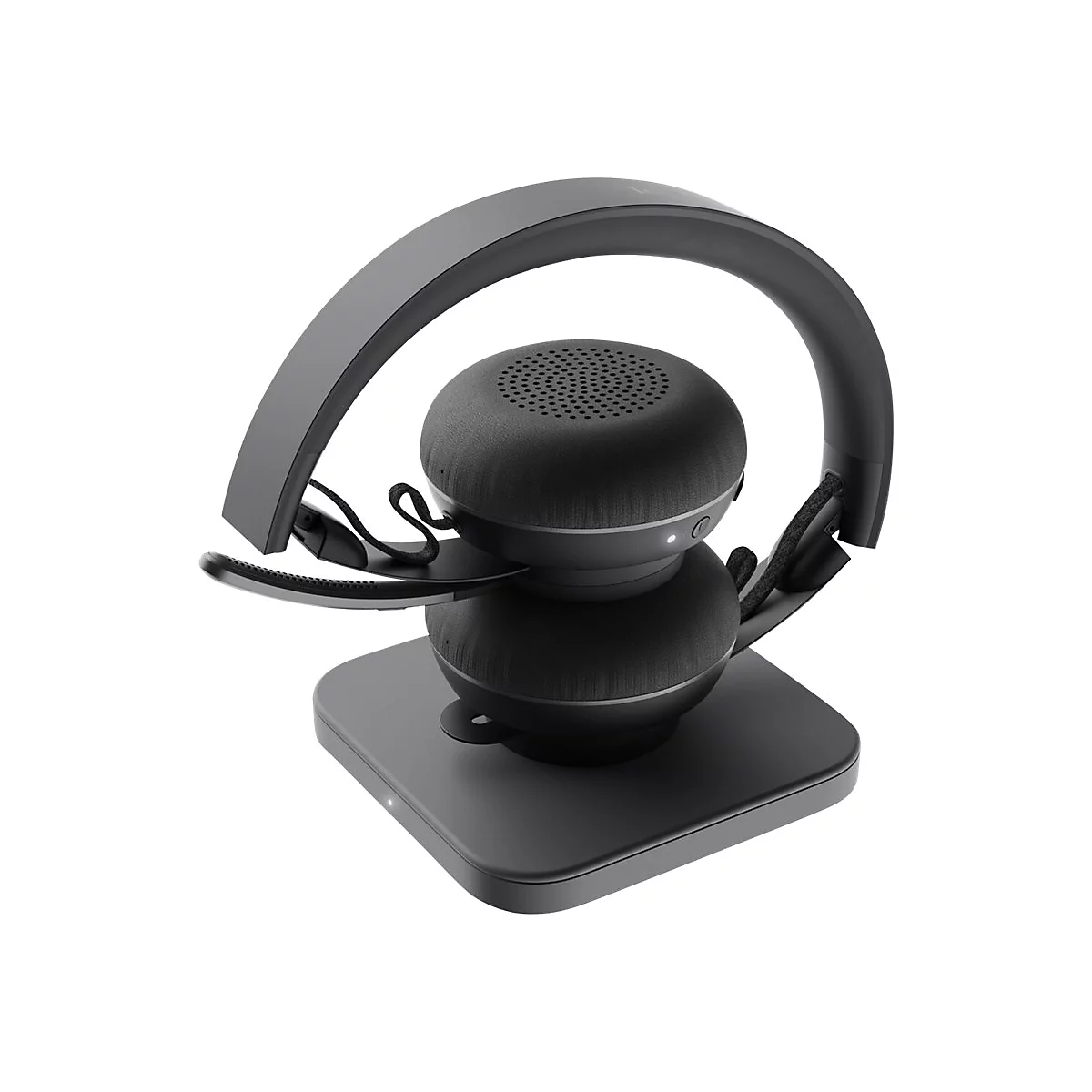 Schwarzes Headset mit Mikrofonarm auf einer quadratischen Ladestation vor weißem Hintergrund.