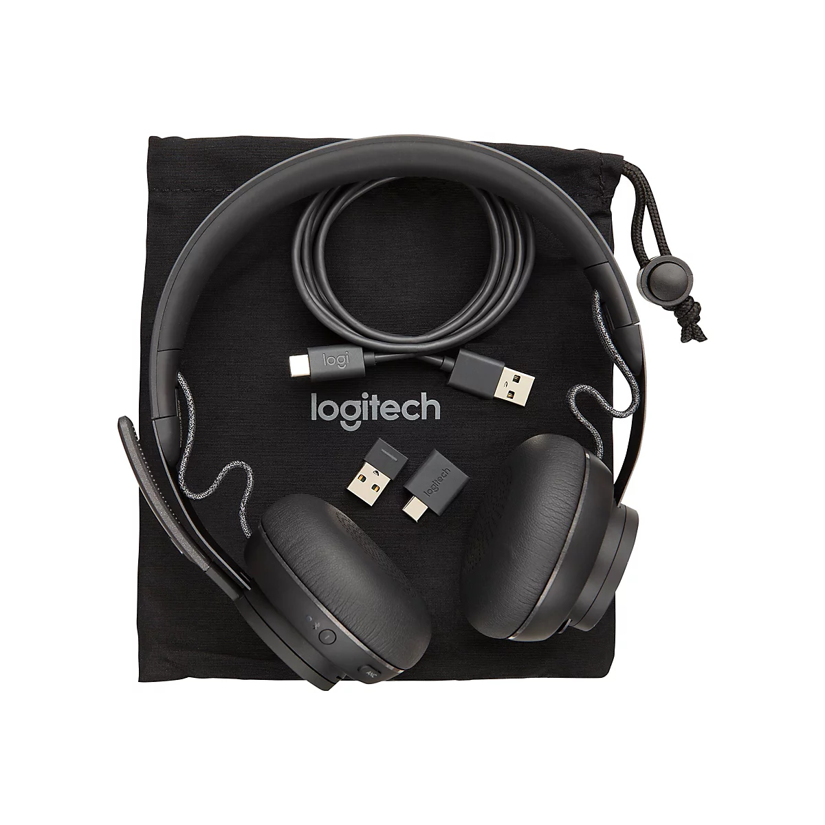 Schwarzes Logitech-Headset mit Kabeln, Etui und Zubehör auf weißem Grund.