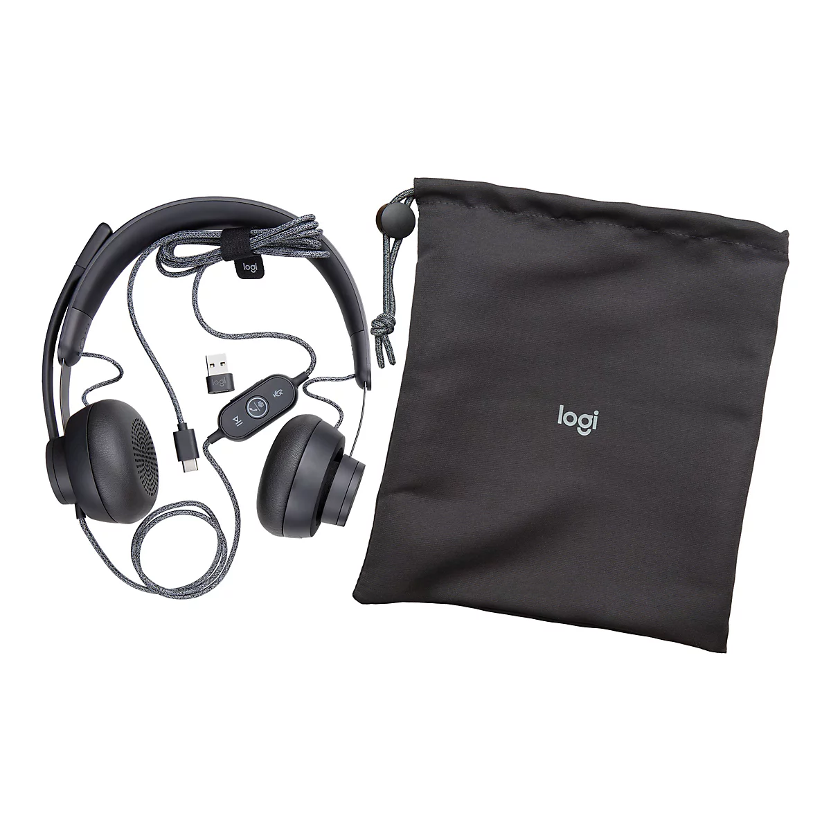 Schwarzes Headset mit grauem Kabel, einem USB-Adapter und einer Aufbewahrungstasche mit "logi"-Logo. Hintergrund weiß.