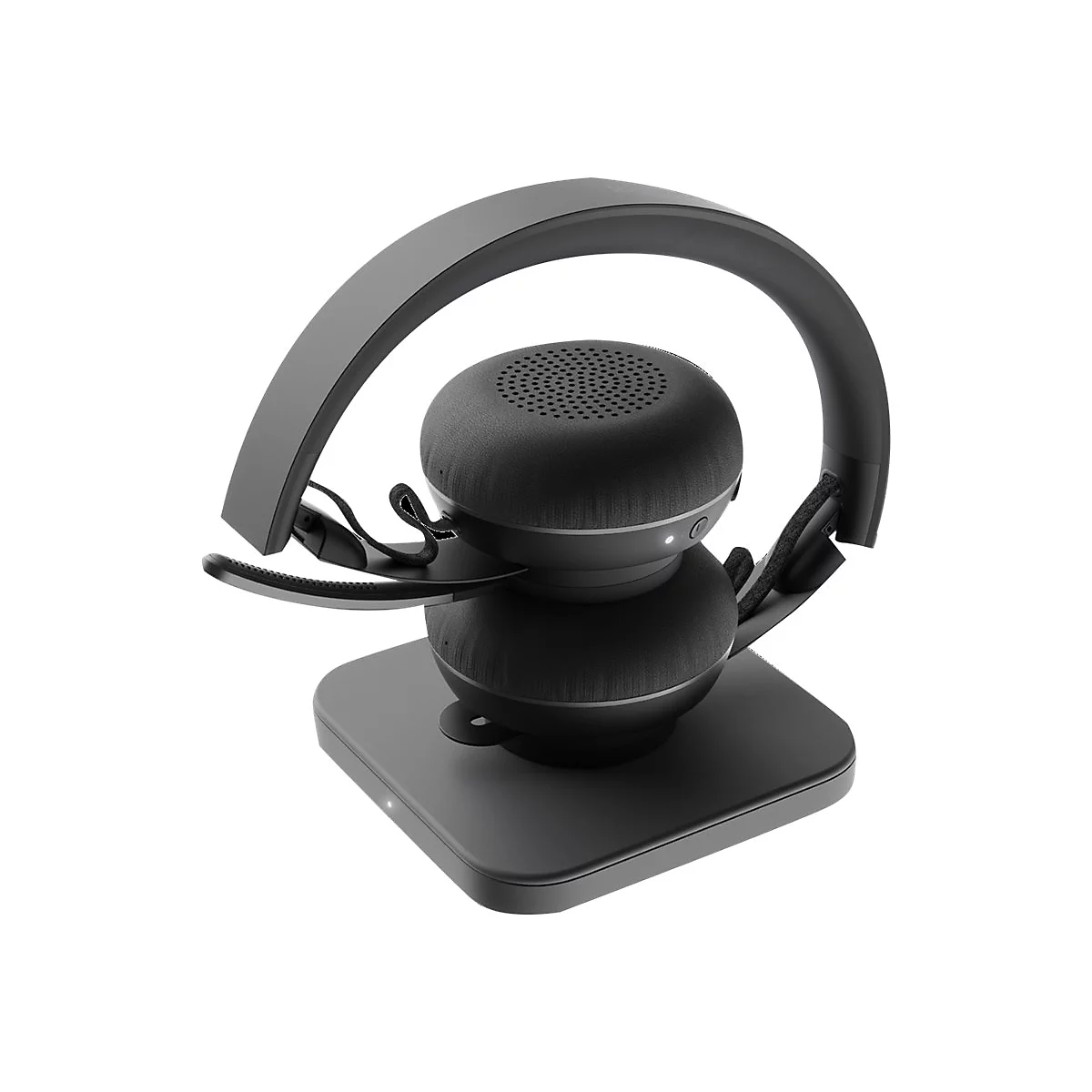 Schwarzes Headset auf Ladestation. Das Mikrofon ist mittig angebracht und die Ohrmuscheln sind rund.