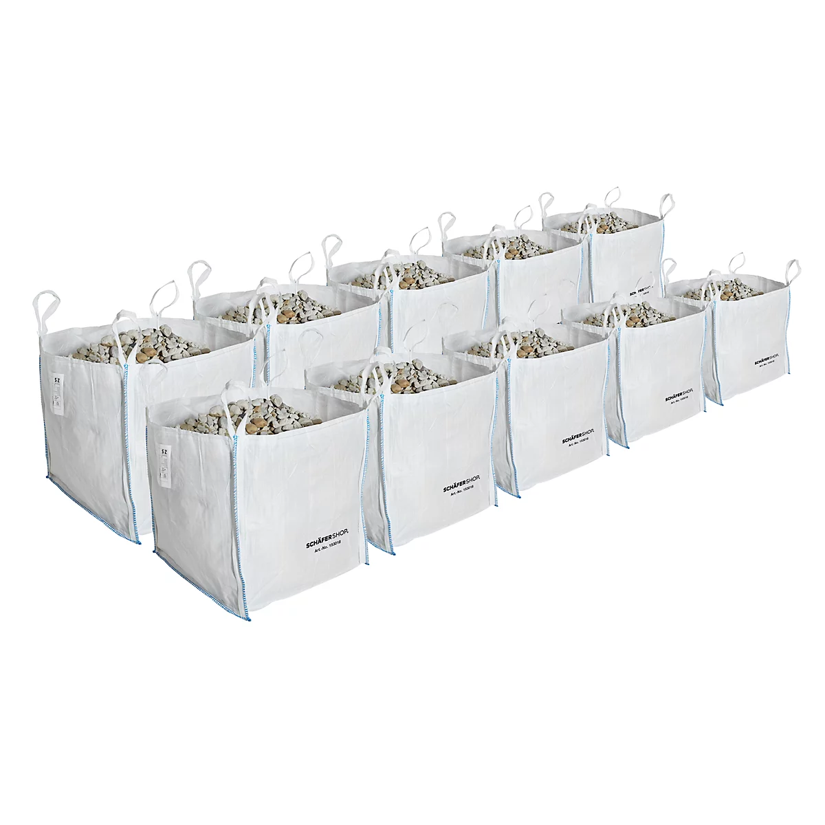 Douze sacs blancs remplis de pierres sont posés sur un fond blanc.
