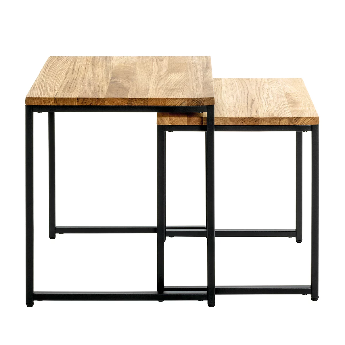 Deux tables d'appoint carrées en bois avec des cadres en métal noir. La petite table est sous la plus grande.