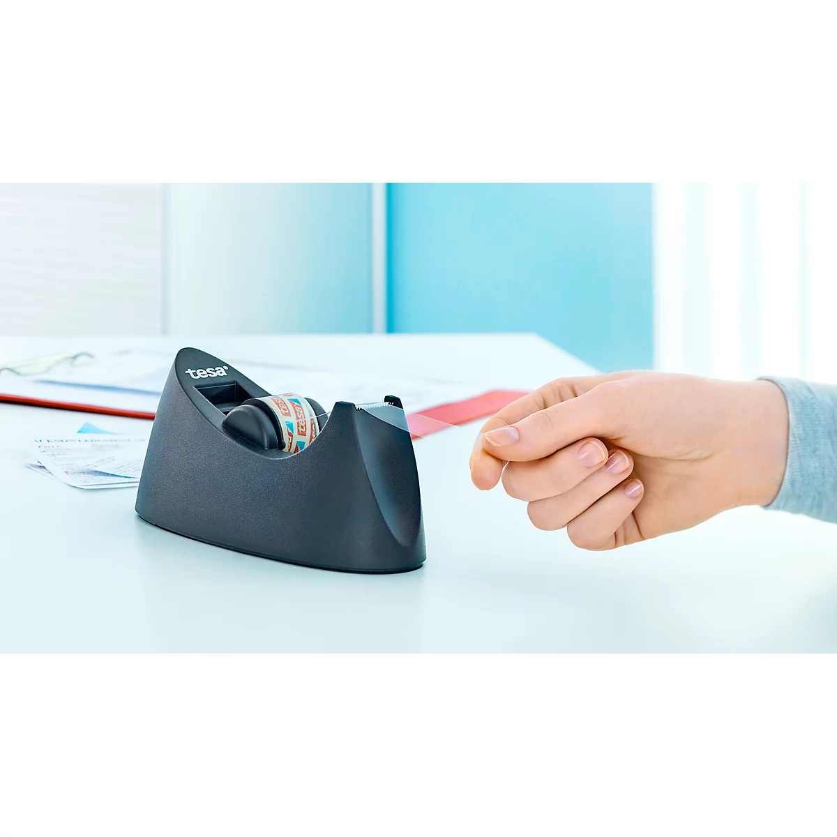 Lot éco dérouleur de table Easy Cut® CURVE tesa + 1 bobine tesafilm®, convient à toutes les bobines jusqu'à 19 mm de large