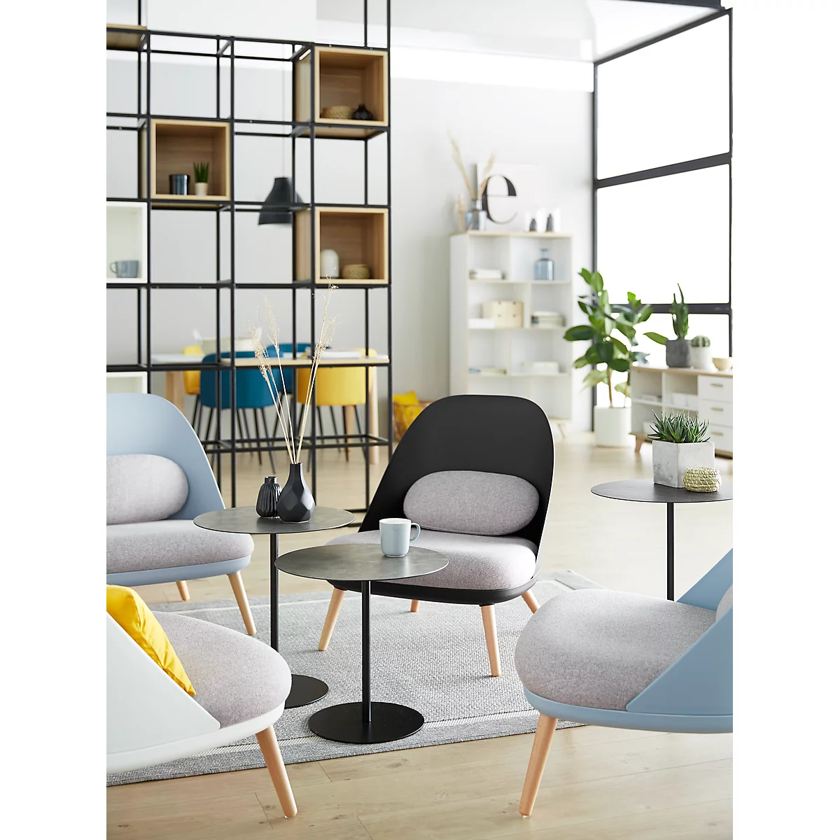 Lounge fauteuil, gestoffeerd, B 700 x D 655 x H 755 mm, 4-poten, zwarte zitschaal