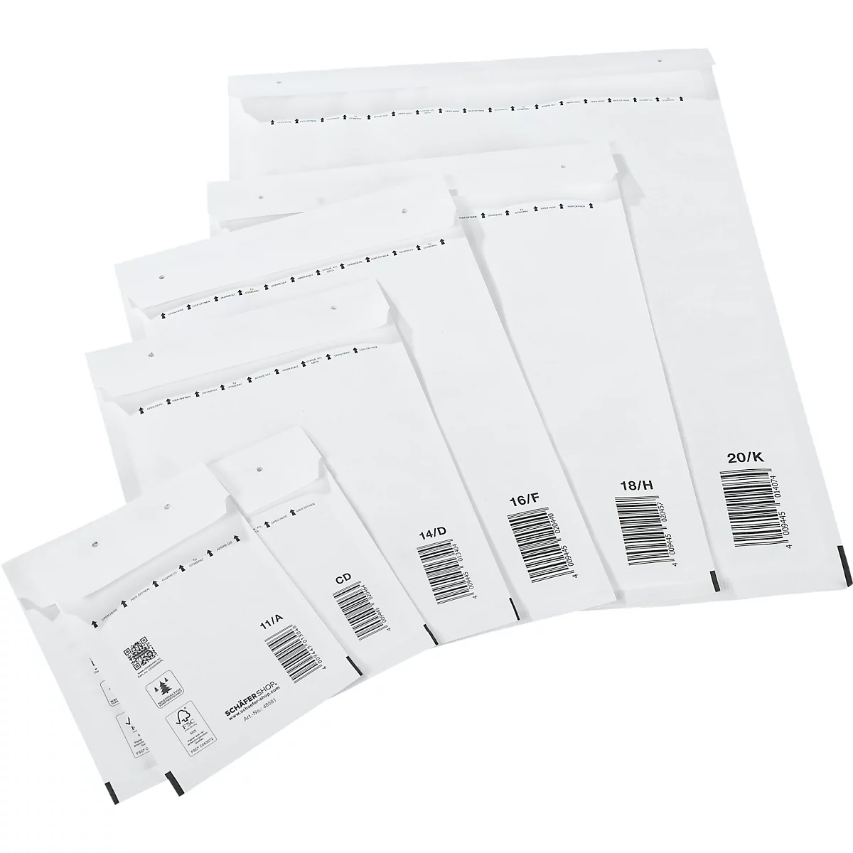 Fünf weiße Luftpolstertaschen in verschiedenen Größen mit Barcodes, Aufdrucken und Verschlusslaschen.