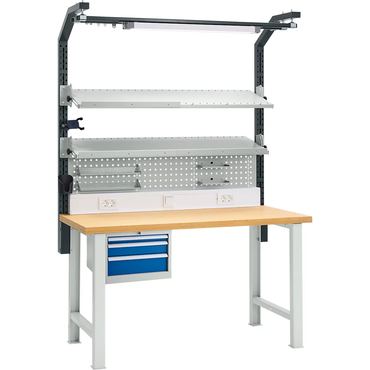 Établi avec panneau perforé, tiroirs et lampe de travail sur fond neutre.