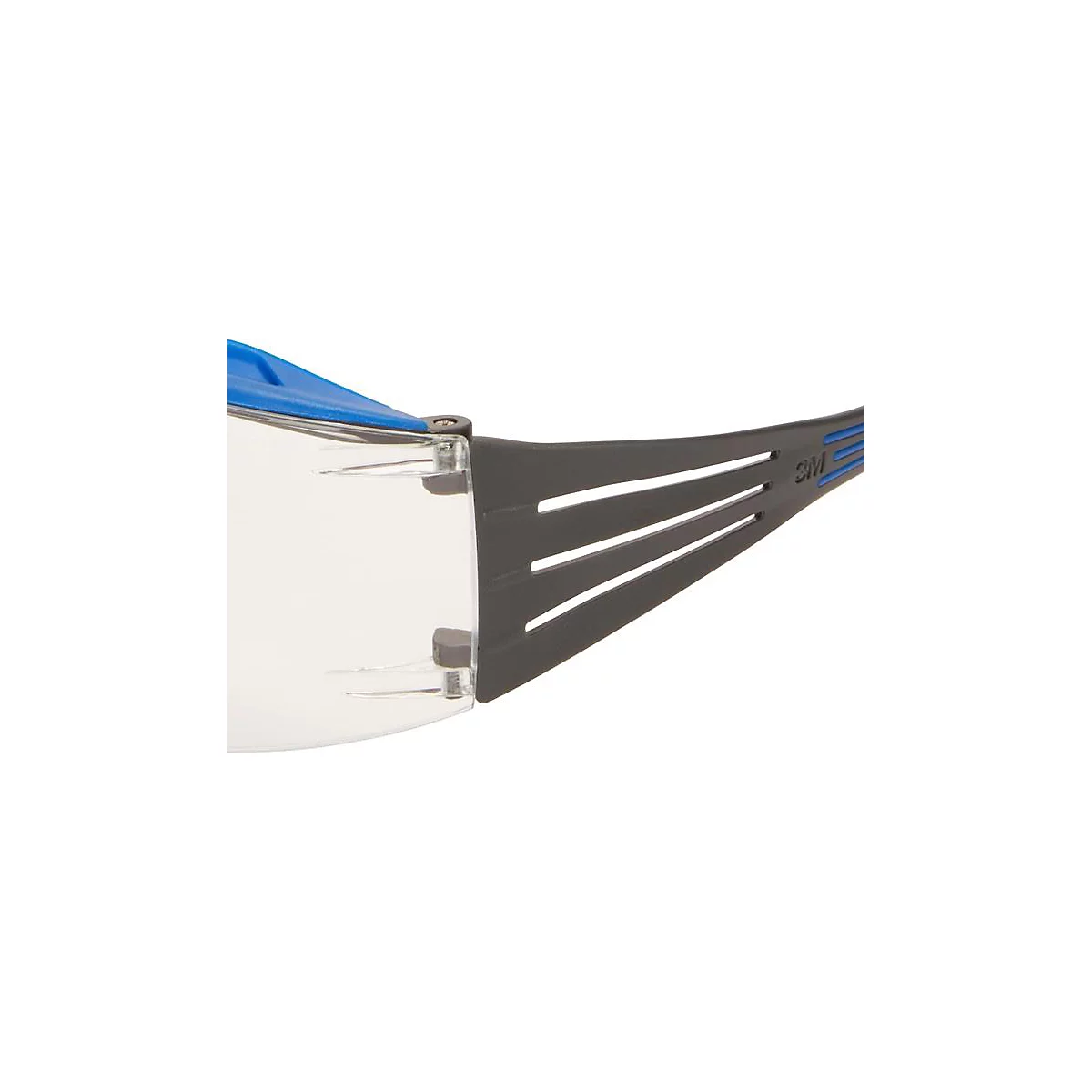 Gros plan sur des lunettes de sécurité avec monture grise, lentille transparente et accent bleu.